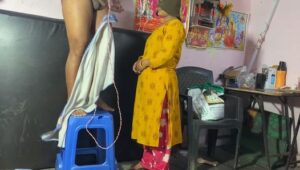 bhanji ke samne mama ka tauliya gir gya bhanji ne mama ka lund dekh kar chodne ko kaha